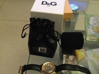 潮流配饰新风尚 杜嘉班纳石英男表的精致魅力与成都鞋帽箱包的搭配艺术